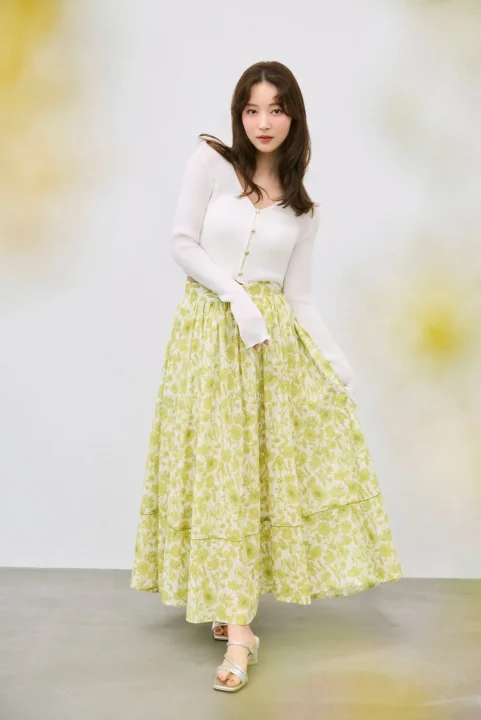 白いカーディガンと緑の花柄ロングスカート、全身