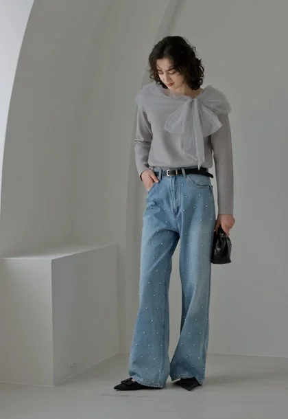 グレーのリボン付きトップスとパール装飾のワイドデニム