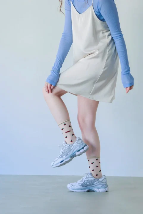 チェリー柄のソックスと白のスニーカー