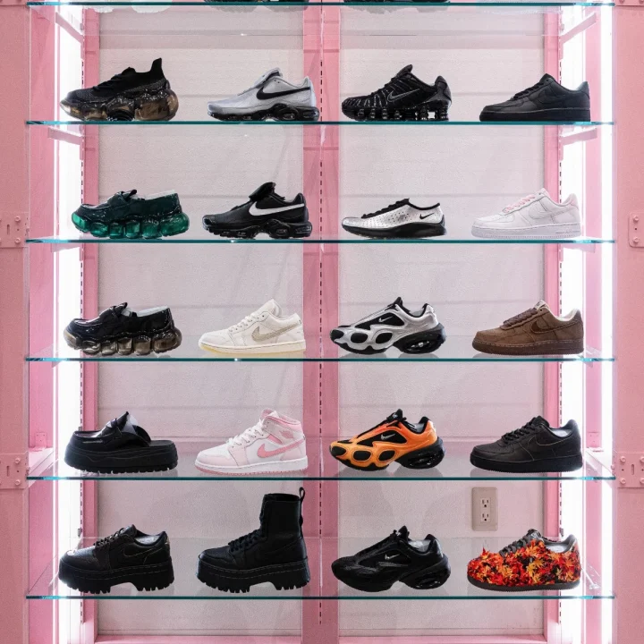 アトモスピンクのシューズディスプレイ