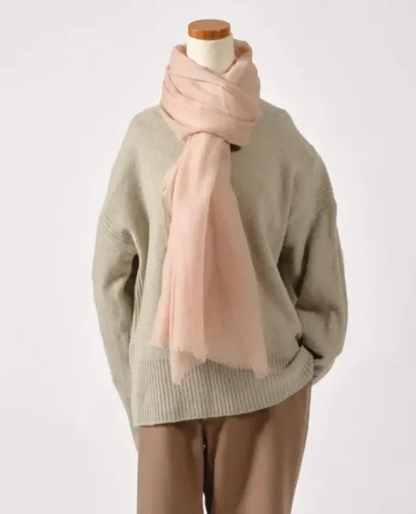 森染めショール（山桜ピンク）マネキン着用