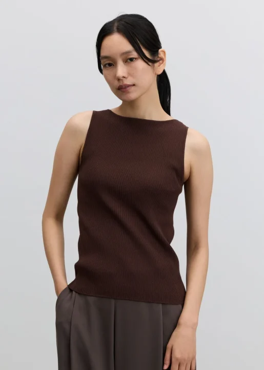 濃いブラウンのリブ編みノースリーブトップスとパンツ