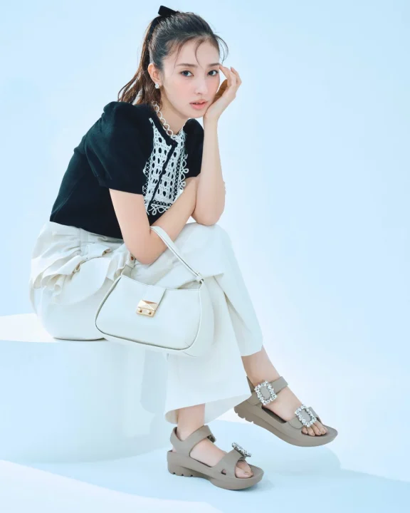 黒トップスと白ワイドパンツのコーディネート