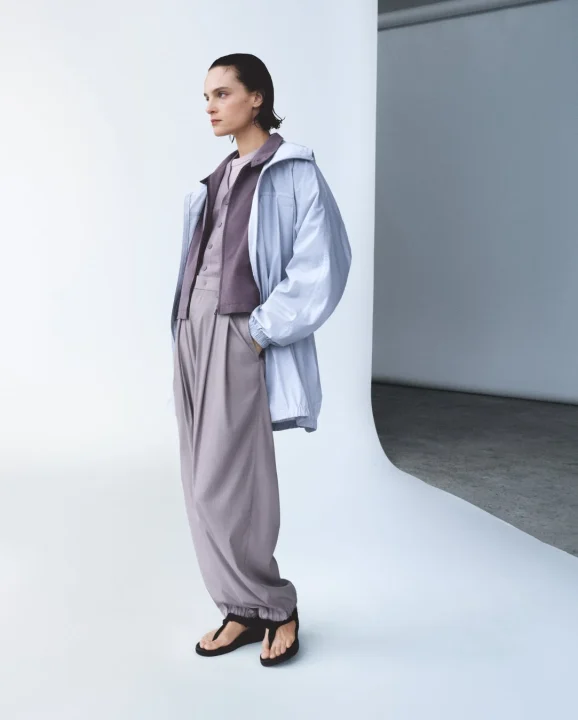 ライトブルーのジャケットとパープル系トップスのモデル