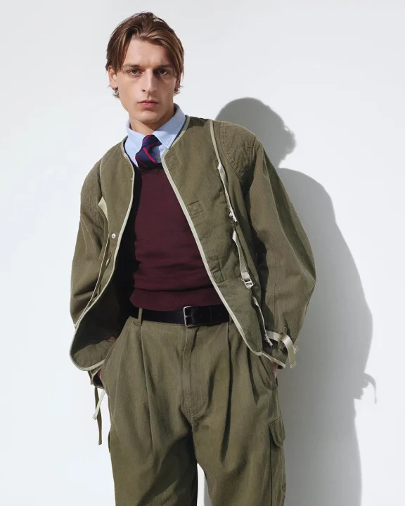男性モデル、オリーブグリーンのジャケット