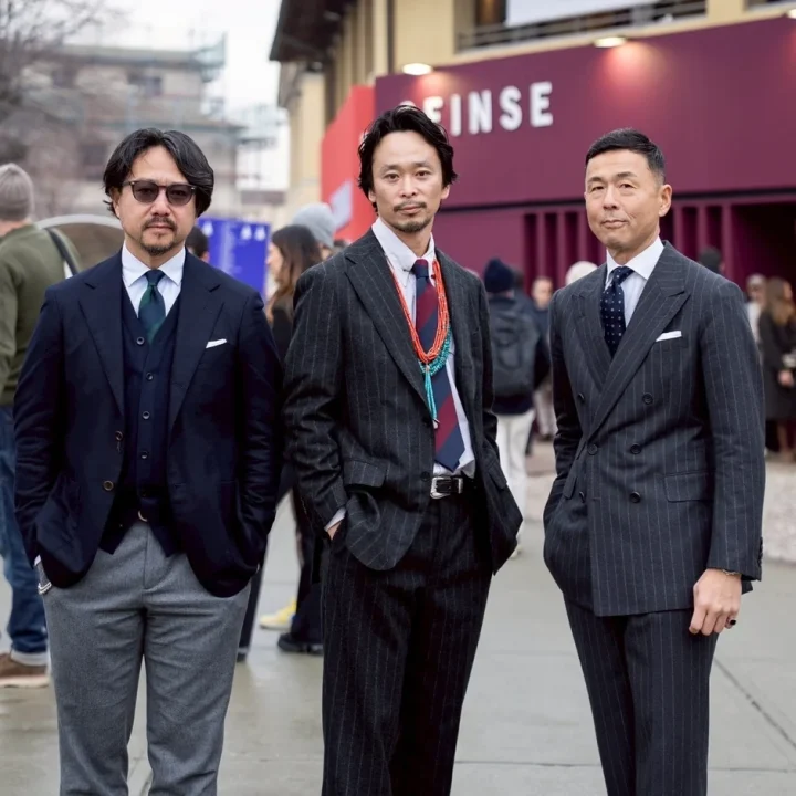 スーツ姿の男性3人