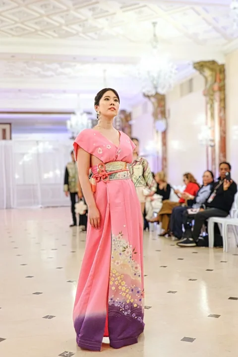 ランウェイを歩くRujie氏