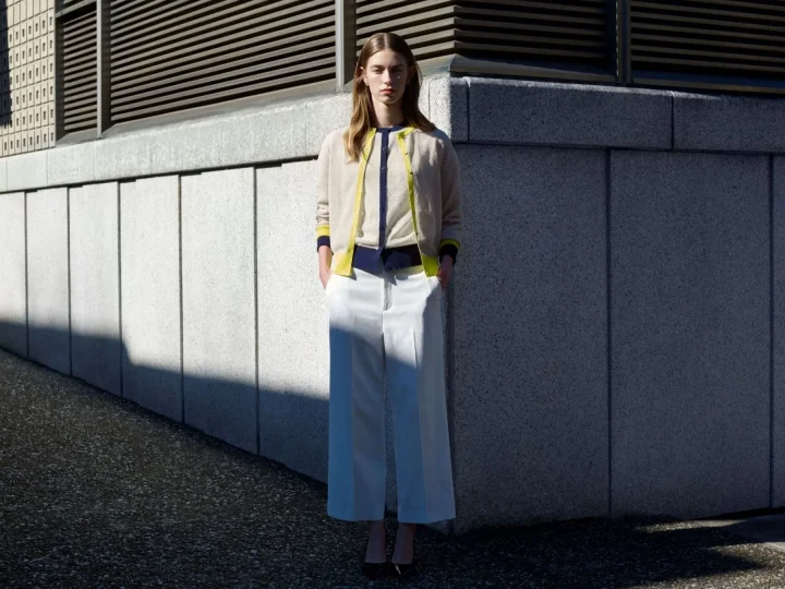 カーディガンとパンツの全身