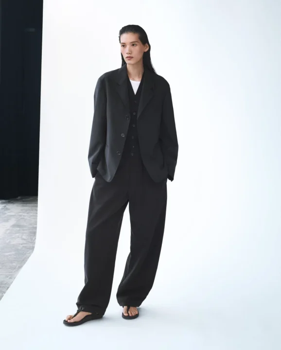 黒スーツとサンダルの女性