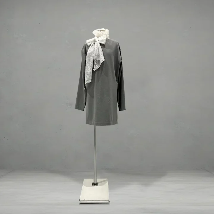 グレーの長袖チュニックまたはワンピースがマネキンに飾られています