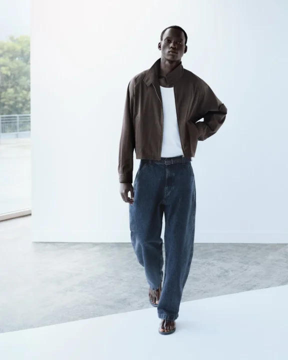 ダークブラウンジャケットとジーンズの男性