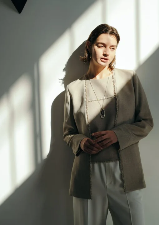 スタイリッシュで落ち着いた雰囲気のジャケットスタイル