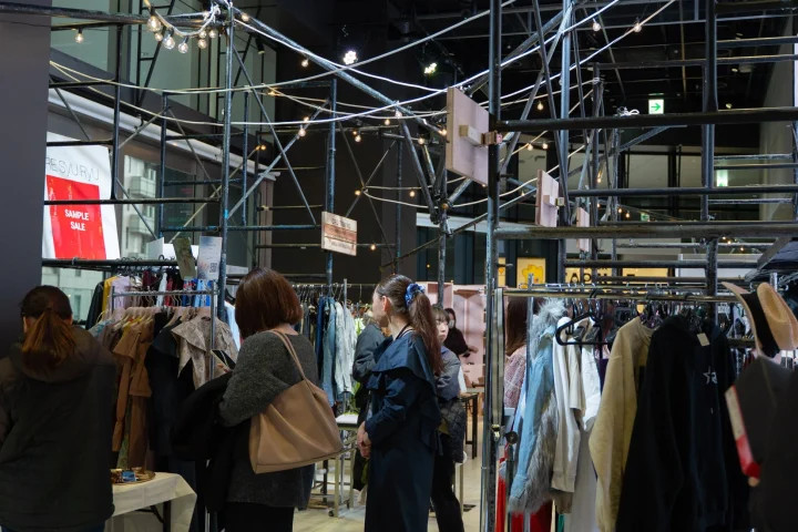 SAMPLE SALEのブース