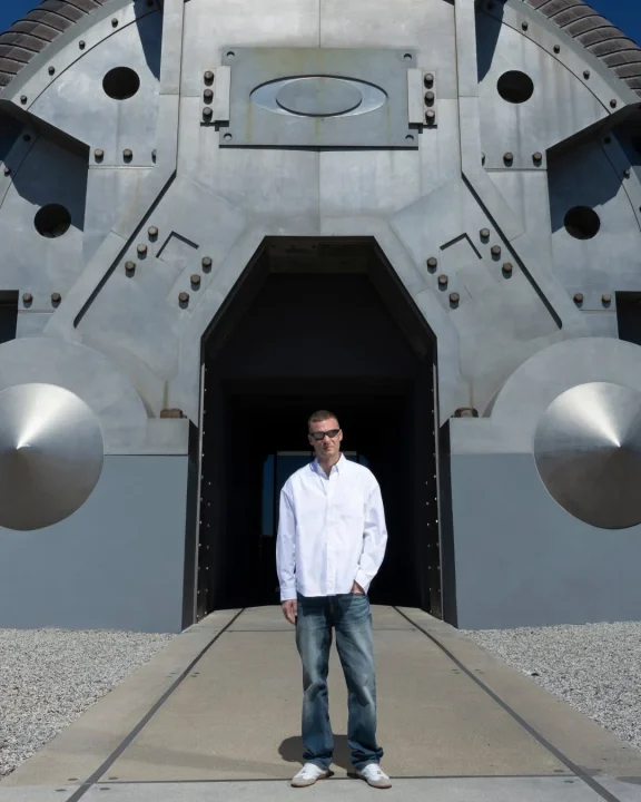 未来的な建物と男性