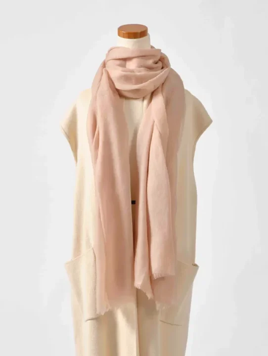 森染めショール（山桜ピンク）別角度