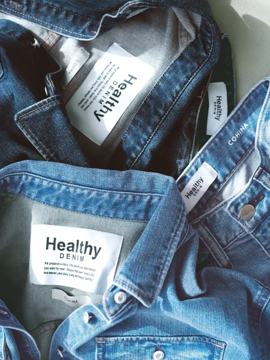 Healthy DENIMとCOHINAのブランドラベル