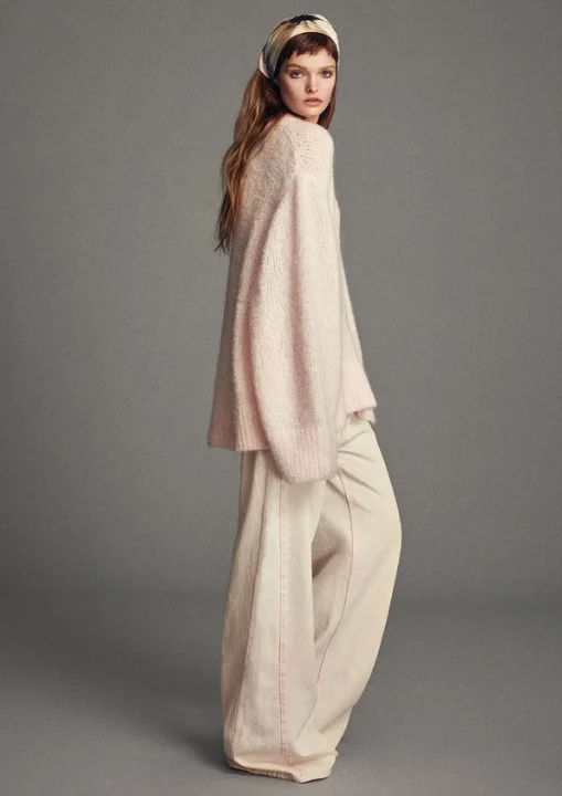 ピンクのオーバーサイズセーターとヘッドスカーフ