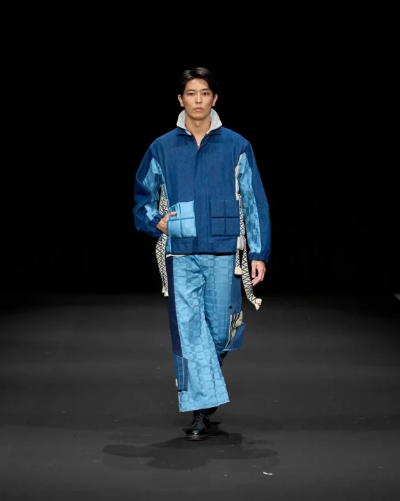 ランウェイを歩く男性モデル