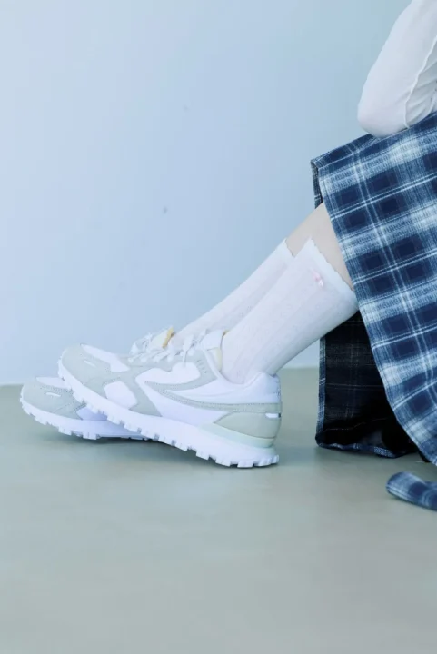 白いスニーカーとレースの白いソックス、チェック柄スカート