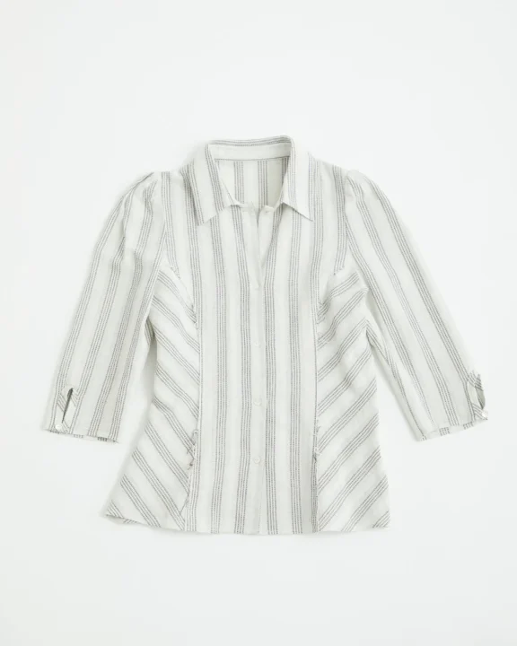 白地にグレーのストライプ柄が特徴の七分袖シャツ