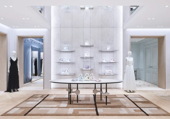 ブティック店内、バッグディスプレイ