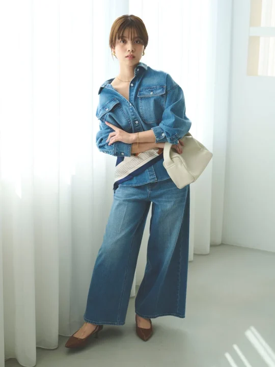 デニムのセットアップを着用した女性