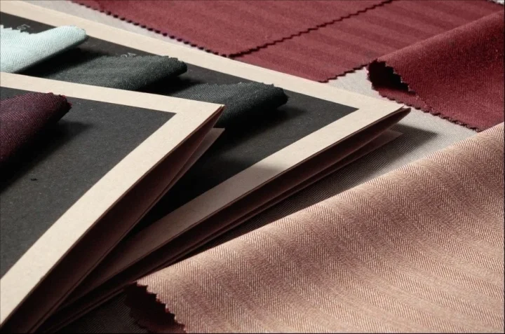 さまざまな色と質感の生地サンプル