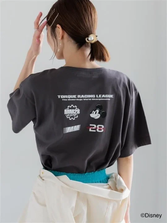 【Disney】MICKEY/ロゴプリントTシャツ 後ろ姿