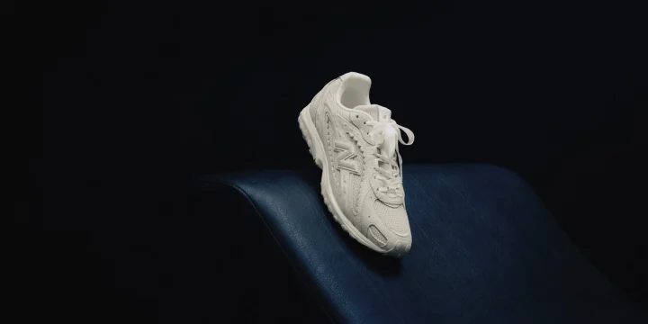 暗い背景に白い「204L」