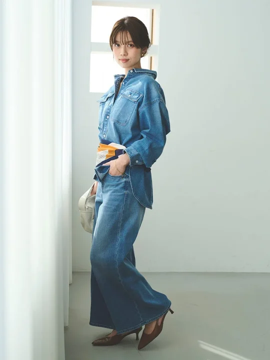 全身デニムのセットアップを着用した女性