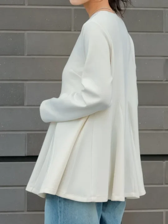 白いフレアトップスを着用した横顔