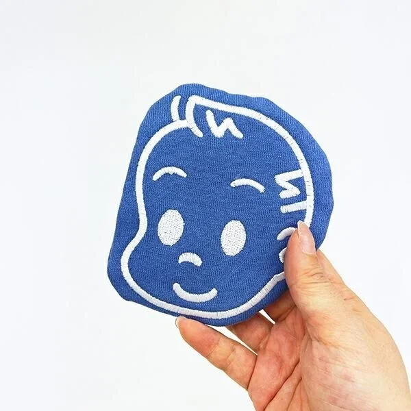 ジャックのフェイスポーチを持つ手