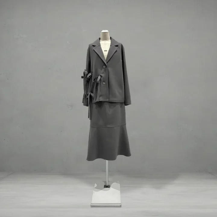 グレーのジャケットとスカートのセットアップがマネキンにディスプレイされています