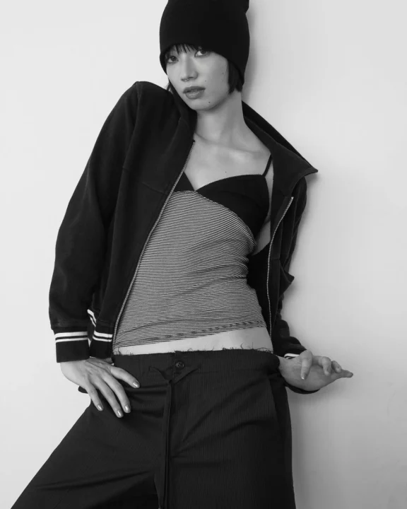 モノクロでビーニー帽とジップアップジャケットを着用した小松菜奈さん