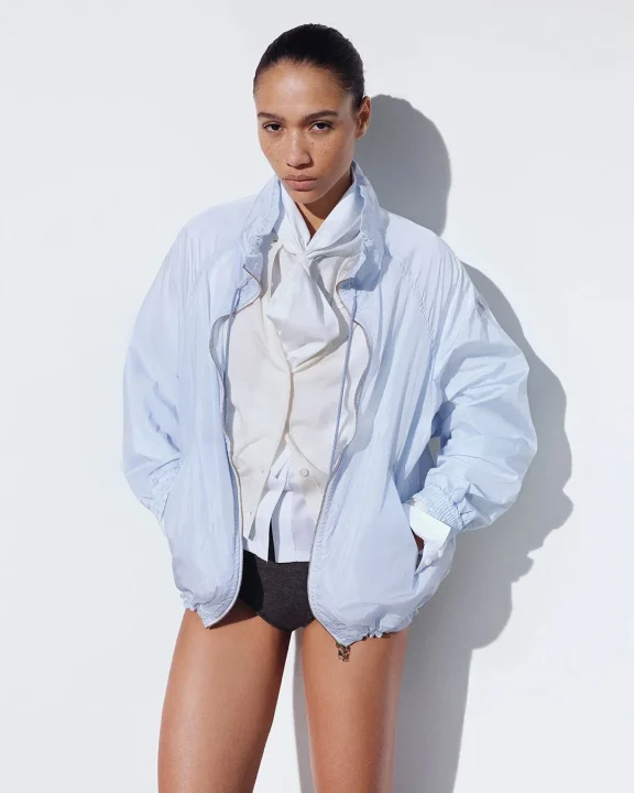 女性モデル、ライトブルーのジャケット