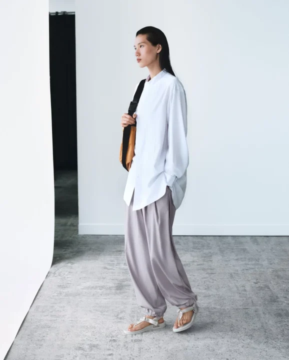 白シャツとリラックスパンツの女性