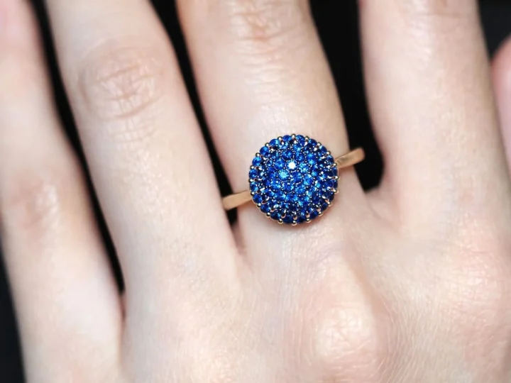 Pomponne Mosaic ブルーサファイアリング着用イメージ