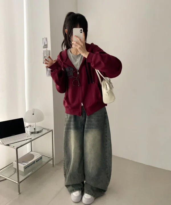 フーディーとワイドデニムのストリートスタイル