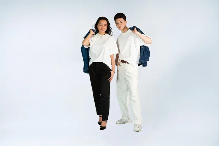 オーガニックコットンのTシャツを着用した男女