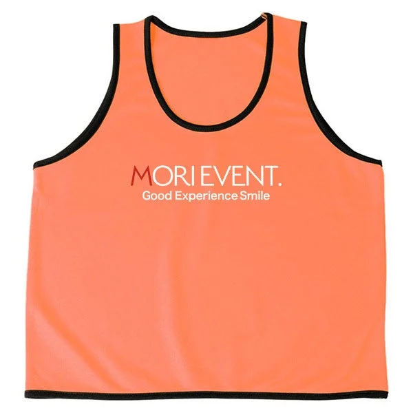 オレンジ色のビブスが白背景に置かれています。