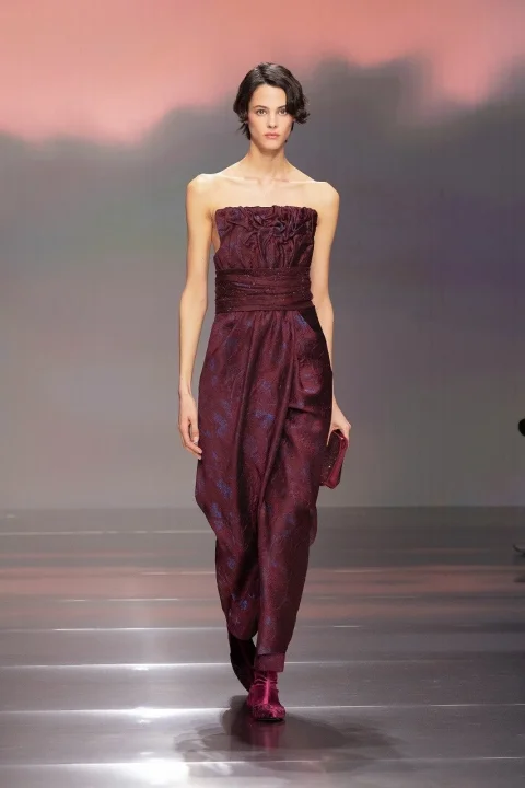 ワインレッドのストラップレスドレス