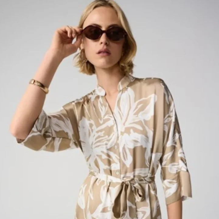 花柄ワンピースとサングラスの女性