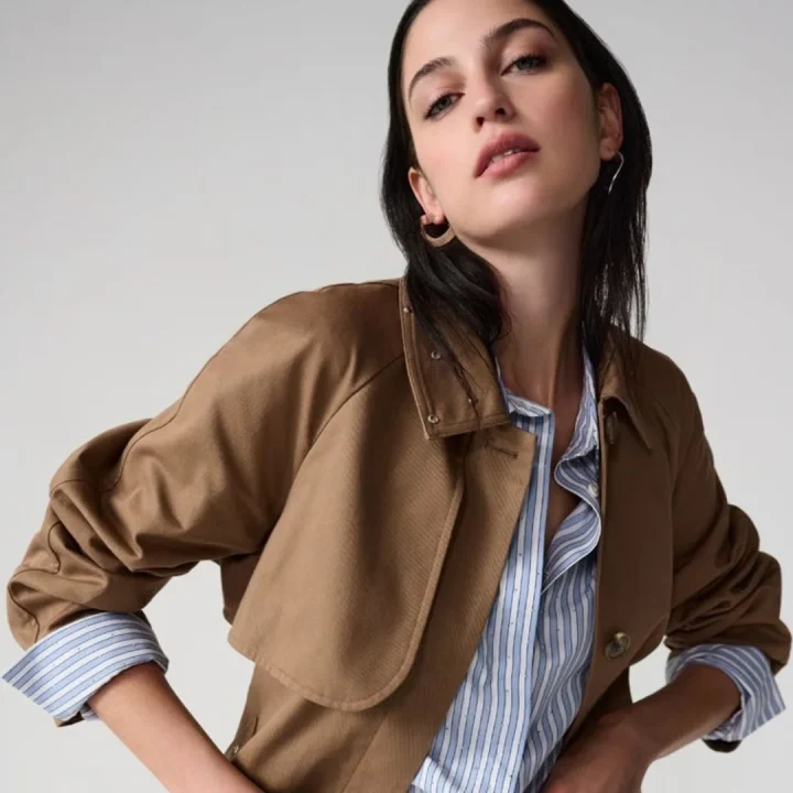 ストライプシャツとジャケットの女性