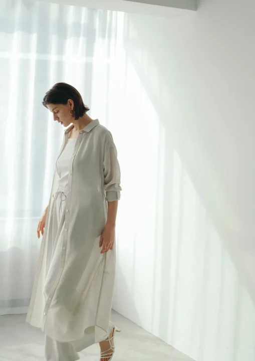 ナチュラルでミニマルなシャツワンピーススタイル