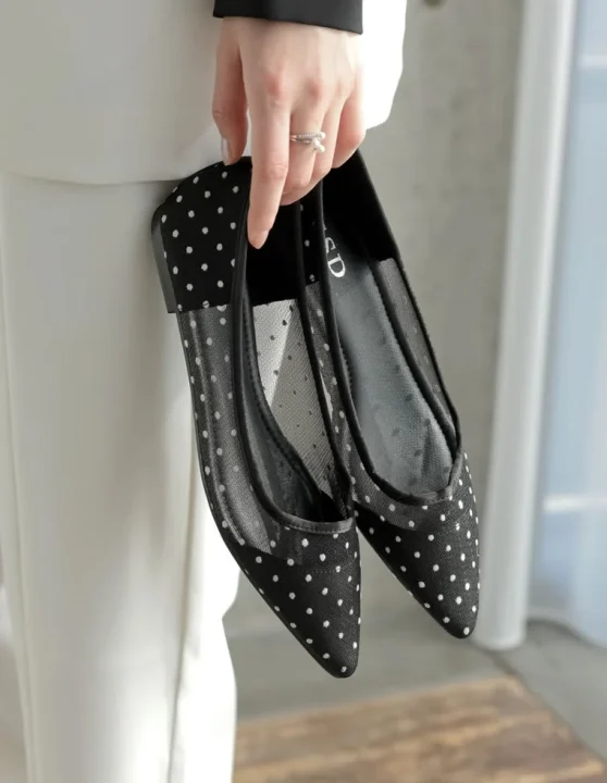 黒い水玉模様のポインテッドトゥフラットシューズ