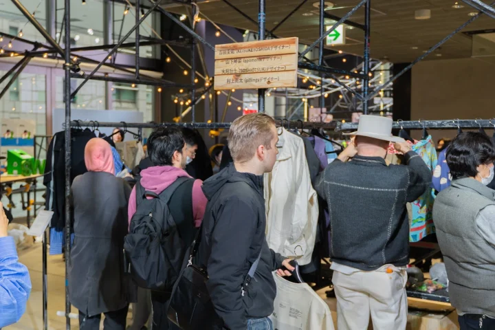 デザイナーの名前が書かれたブース