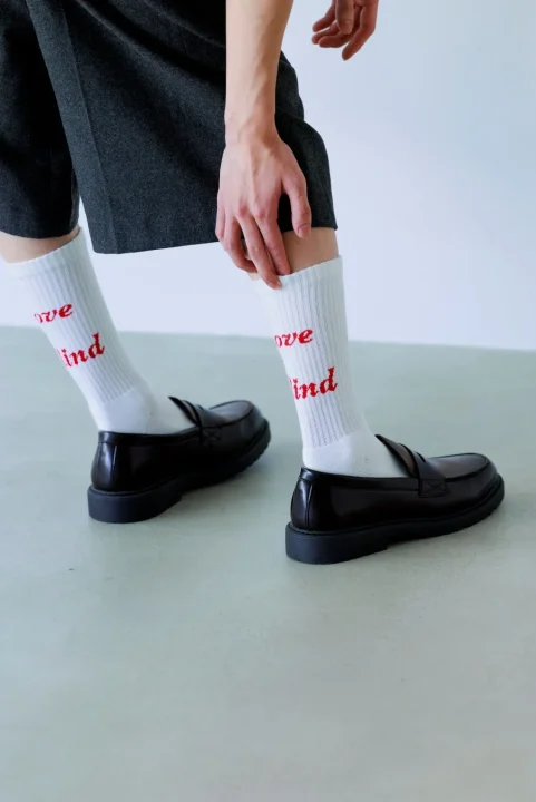 白い靴下と黒いローファー、ショートパンツ