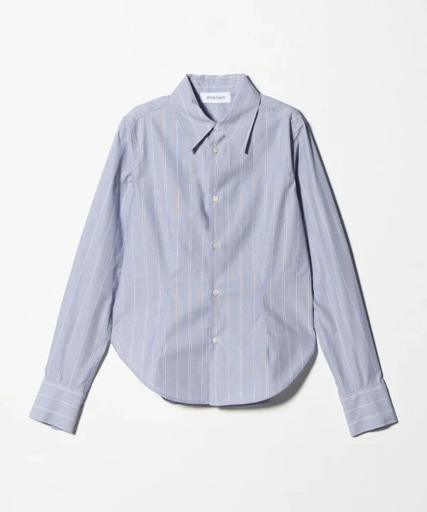 水色の生地に白い縦縞模様が入った長袖シャツ