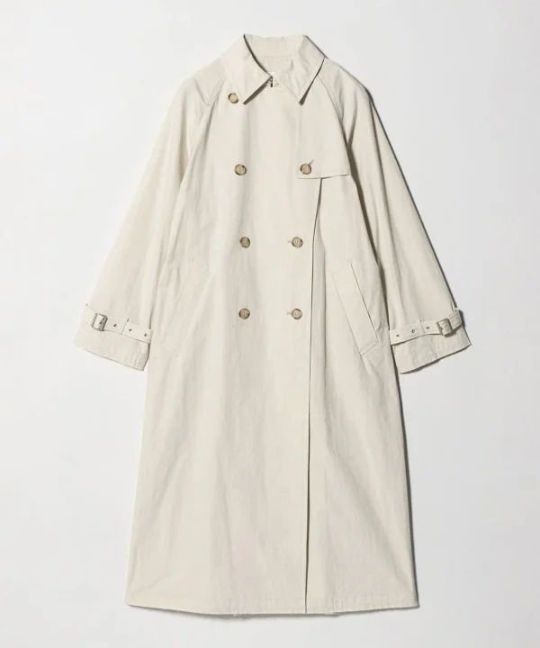 明るいベージュ色のトレンチコート