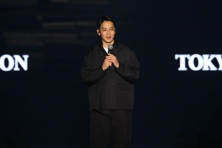 ステージ上でマイクを握る男性